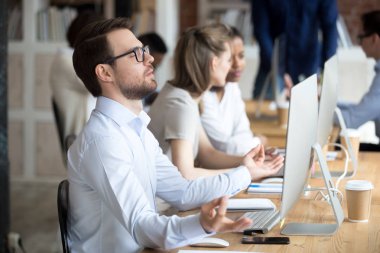 Barışçıl erkek çalışan office konumda lotus meditasyon