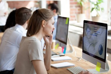 Kadın işçilerin pc vasıl çalışırken Evet gülümseyen