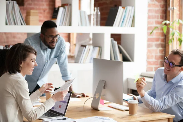 Colegi Fericiți Lucrează Computere Spațiul Birouri Coworking Râd Discutând Despre — Fotografie, imagine de stoc