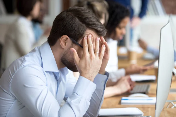 Nervioso empleado masculino se siente ansioso en el lugar de trabajo — Foto de Stock