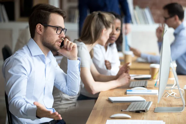 Angry male worker talk on phone solving business problems — Stock Photo, Image