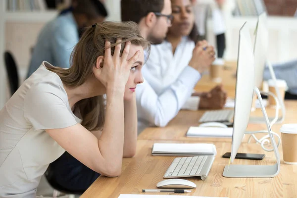 Empleada mujer estresada que tiene problemas informáticos en el trabajo — Foto de Stock