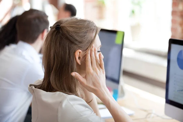 Gewezen vrouwelijke werknemer masseren tempels die lijden aan headac — Stockfoto