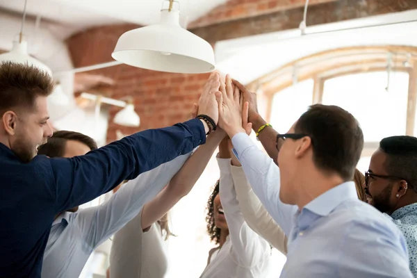 Primer plano de diversos trabajadores dan cinco altos en la reunión — Foto de Stock