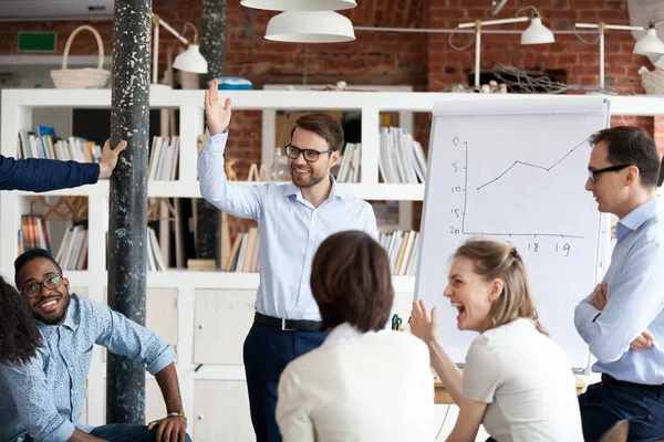 Diverse colleagues laughing engaged in teambuilding activity at — Stock Photo, Image