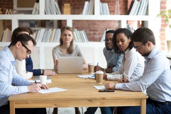 Allvarlig manliga arbetstagare registrera business avtal vid informationsmöte — Stockfoto