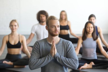 Grup Lotus egzersiz erkek eğitmen ile sportif insan