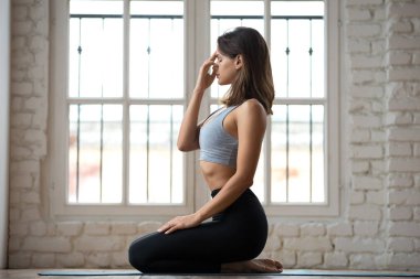 Nadi shodhana pranayama genç sportif kadın pratik yoga, poz