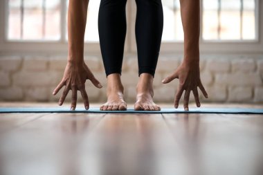 Pratik yoga, sportif yogi kadın ayakta bend egzersiz yaparak