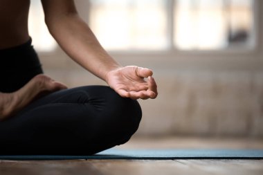 Pratik yoga, Ardha Padmasana exercis yapıyor sportif yogi kadın