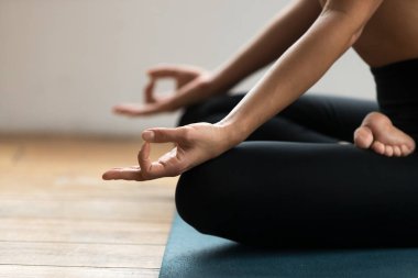 Yarım Lotus poz mudra hareketi ile yakın çekim