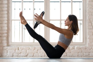 Paripurna Navasana genç kadın pratik yoga, egzersiz ile bir 