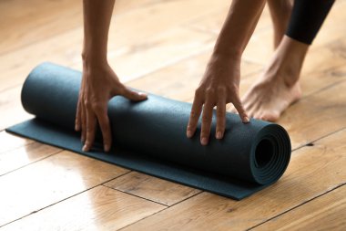 Onun pratik başlayan ve mavi fitness egzersiz unrolling kadın
