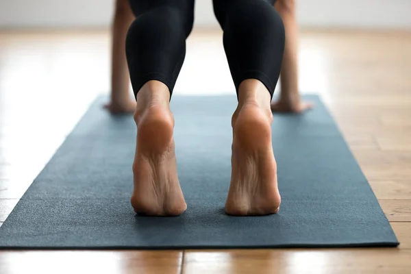 Femme pratiquant le yoga, Planche de pose de près — Photo