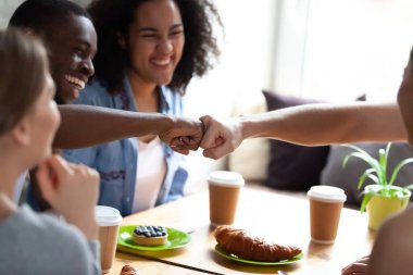 Kafe ve yumruk çarpmak masada oturan farklı öğrenciler
