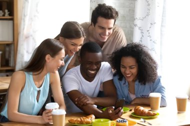 Farklı arkadaş sahip birlikte smartphone kullanarak eğlenceli