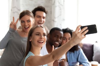 Erkek selfie fotoğraf çok ırklı Cum ile yapma smartphone tutar
