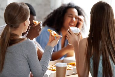 Birlikte yemek pizza gülüyor çeşitli neşeli okul