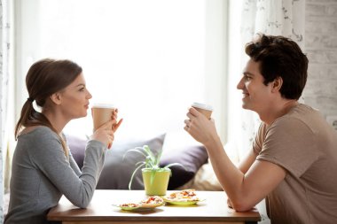 Kafede kahve içme çekici aşık çift