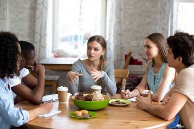 Farklı öğrencilerin birlikte kafeteryada oturan eğitim