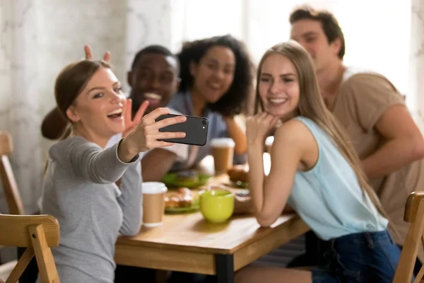 Glada vänner ta selfie foto sitter i café — Stockfoto