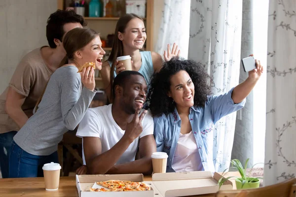 Vänner ha kul att göra selfie äta pizza och dricka kaffe — Stockfoto
