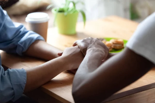 Africano negro hombre toma de la mano de amado chica — Foto de Stock