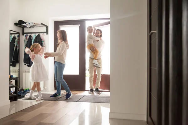 Par med barn i hallen samlas för en promenad — Stockfoto