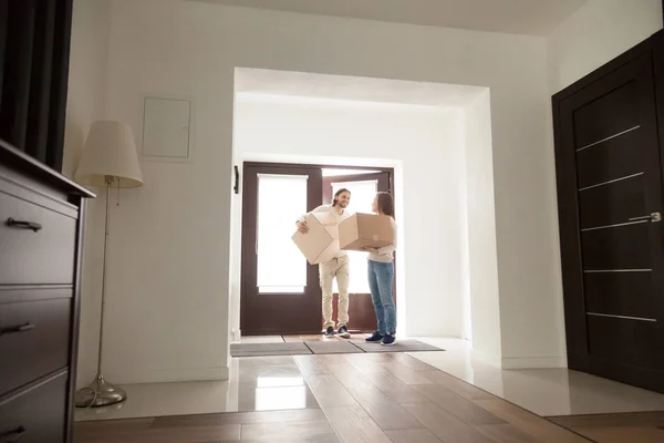 Pareja llegó a casa nueva con cajas de cartón — Foto de Stock