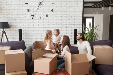 Oturma odasında çocuklu mutlu bir aile