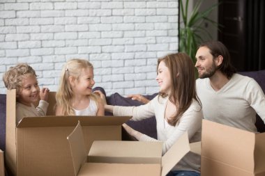 Yeni evlerine karton kutular ile mutlu aile
