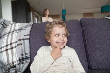 Oyun oynamak oğul evde anne ile saklambaç