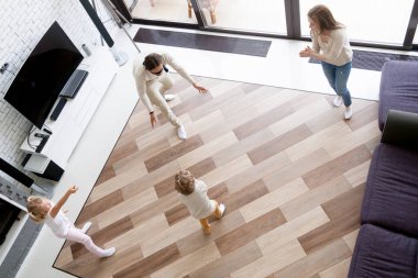 Mutlu aile oynarken saklambaç evde