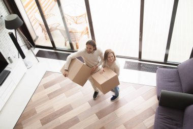 Çift ayakta açılmamış karton kutular ile evli