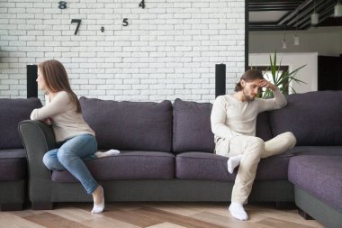 Mutsuz evli çift kanepede oturan kavga