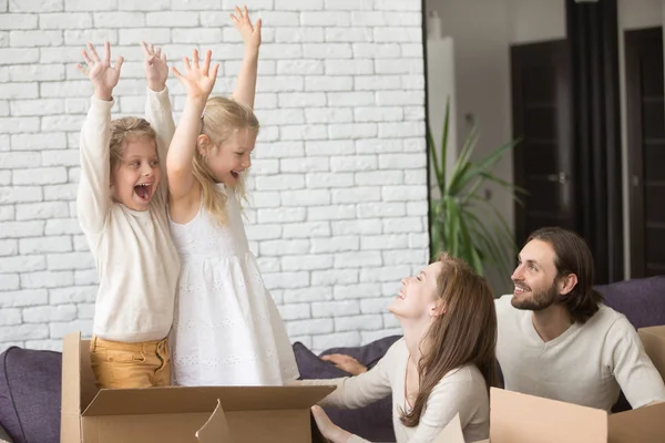 Szczęśliwa rodzina z kartonów w ich nowym domu — Zdjęcie stockowe