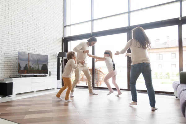 Lycklig familj spela kurragömma hemma — Stockfoto