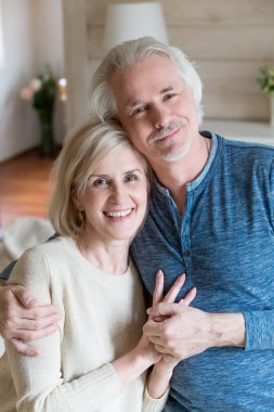 Sarılma ve el ele tutuşarak mutlu üst düzey çift portresi 