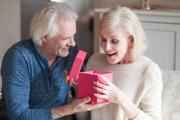 Ανώτερος ο σύζυγός παρουσιάζοντας κουτί δώρο έκπληξη αγαπημένη γυναίκα — Φωτογραφία Αρχείου