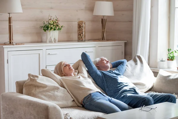 Sakin yaşlı çift kanepe evde rahatlatıcı uyku — Stok fotoğraf