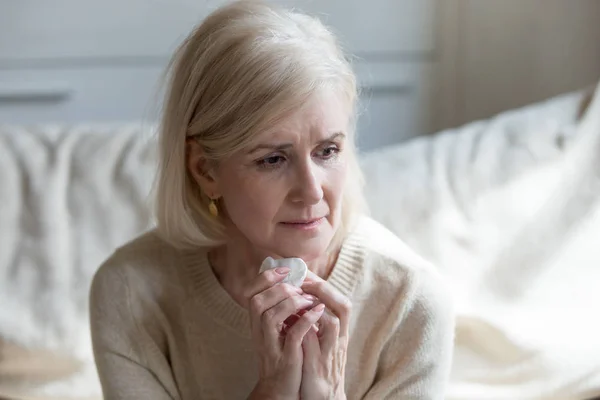 Sad Aged Lady Crying Sitting Couch Lost Thoughts Memories God — Stock Photo, Image