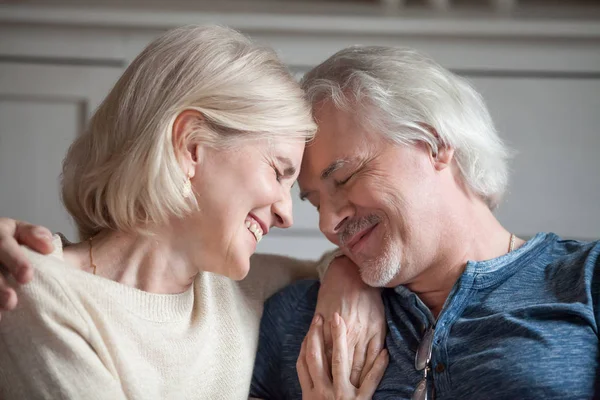 Счастливая чувственная пожилая пара трогает наслаждаясь романтическим моментом — стоковое фото