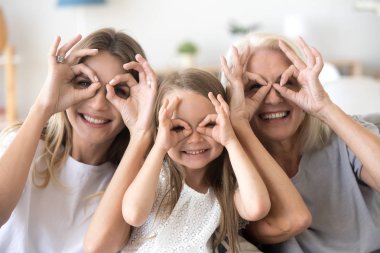 Mutlu bir çocukluk torunu, annesi ve büyükannesi eğleniyor getirmek