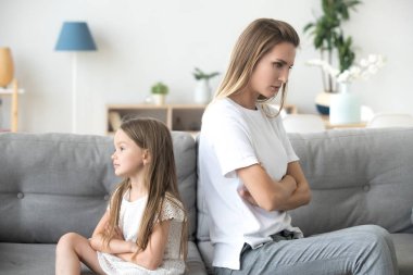 Kavgadan sonra konuşmuyor öfkeli anne ve çocuk kız
