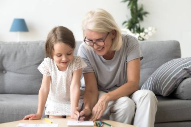 Gülümseyen büyükanne ve küçük torunu 【colore ile çizim
