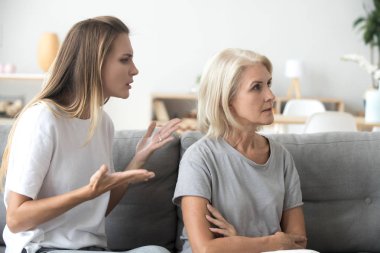 İnatçı İhtiyar Ana görmezden savunarak rahatsız yetişkin kızı