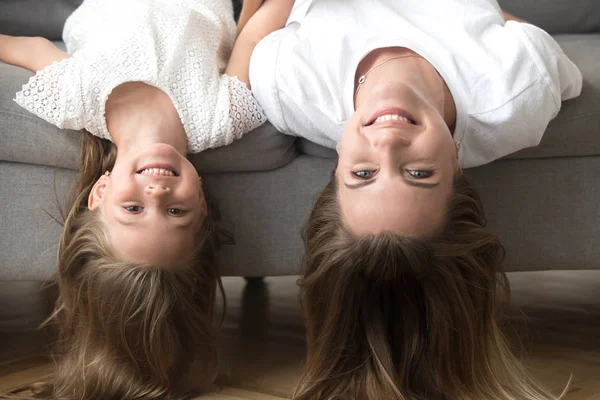 Lycklig mor och dotter liggande uppochner på soffa, porträtt — Stockfoto