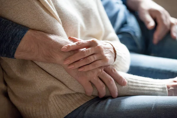 Nahaufnahme von Senioren romantisches Paar Umarmung zu Hause Couch — Stockfoto