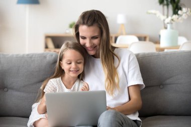 Gülümseyen anne ve çocuk alışveriş online laptop ile eğleniyor