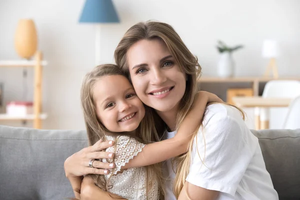 Šťastné milující mladá matka objímala málo předškolní dcera, por — Stock fotografie